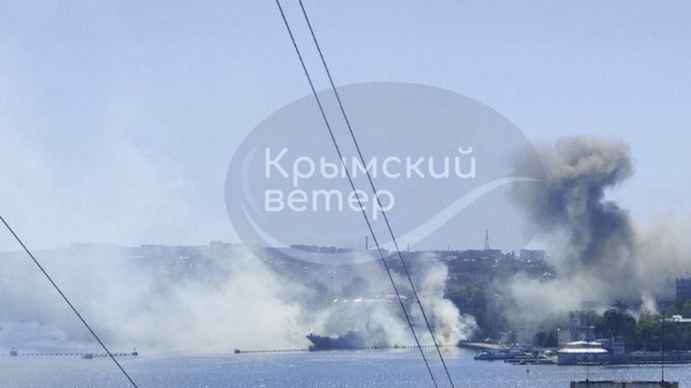 Rök över Sevastopol på Krim efter drönarattacken i fredags.