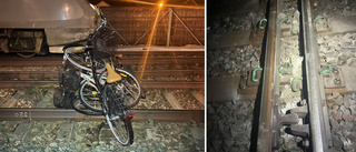 Livsfarlig vandalisering på tågspåret – cyklar läggs på rälsen