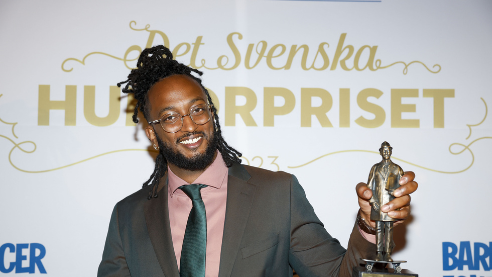 Ahmed Berhan receives the award for "Comedy Program of the Year" for "Immigrant for Swedes," at the Children's Cancer Gala - the Swedish Comedy Awards at Berns on Monday evening.