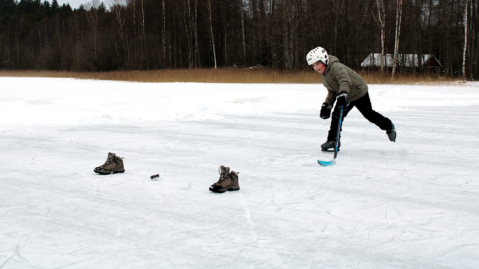 Elwin Wernetorp passade på att spela lite hockey på skridskobanan vid Vimmerby camping.