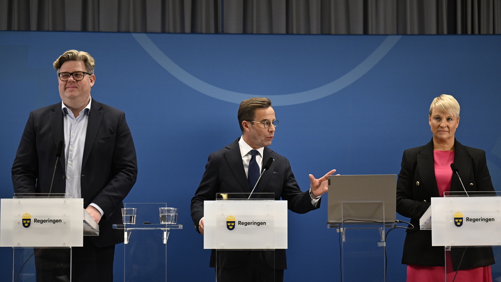 Justitieminister Gunnar Strömmer, statsminister Ulf Kristersson och äldre- och socialförsäkringsminister Anna Tenje.