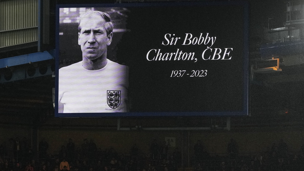 Sir Bobby Charlton hedrades på de engelska fotbollsarenorna under helgens matcher.