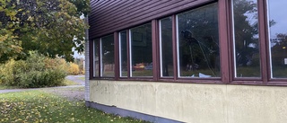 Två fönster krossade på tom skolbyggnad