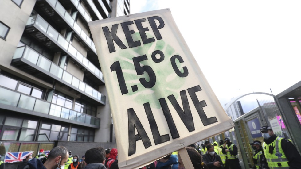 "Håll 1,5 grader vid liv" står det på en skylt som syftar på Parisavtalets temperaturmål, under en demonstration utanför FN:S klimattoppmöte i Glasgow 2021.
