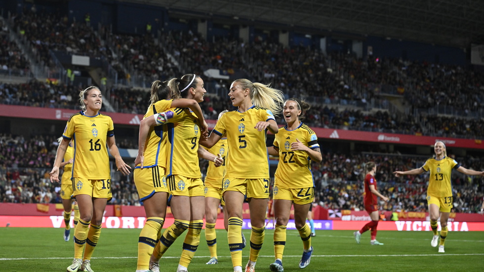 Sveriges fotbollsdamer har ett viktigt playoffmöte framför sig i slutet av februari.