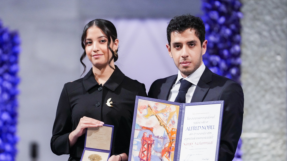Fredspristagaren Narges Mohammadis två barn Kiana och Ali Rahmani tog emot medaljen och diplomet i Oslo under söndagen.