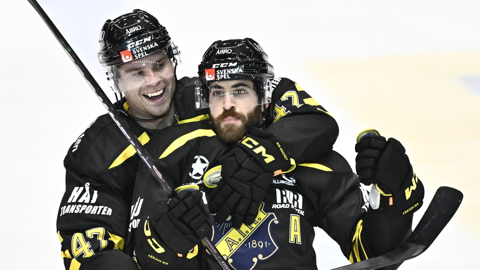 Eric Norin och Mathew Maione jublar efter ett AIK-mål tidigare under säsongen. Arkivbild.