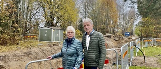 Göran och June tvingas hoppa över sitt staket – för att ta bilen