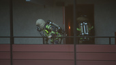 Stort räddningspådrag när lägenhet och trapphus rökfylldes