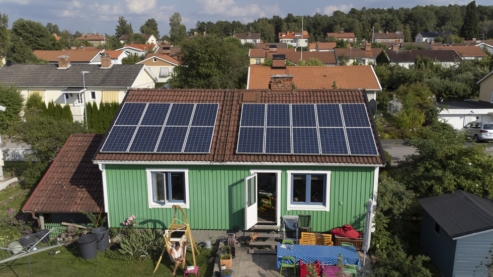 Tillsammans med vindkraften kommer den att täcka allt större del av vårt elbehov. Parkeringsplatser och hustak kommer mer och mer att täckas av solceller, skriver Kenneth Malmsborg.