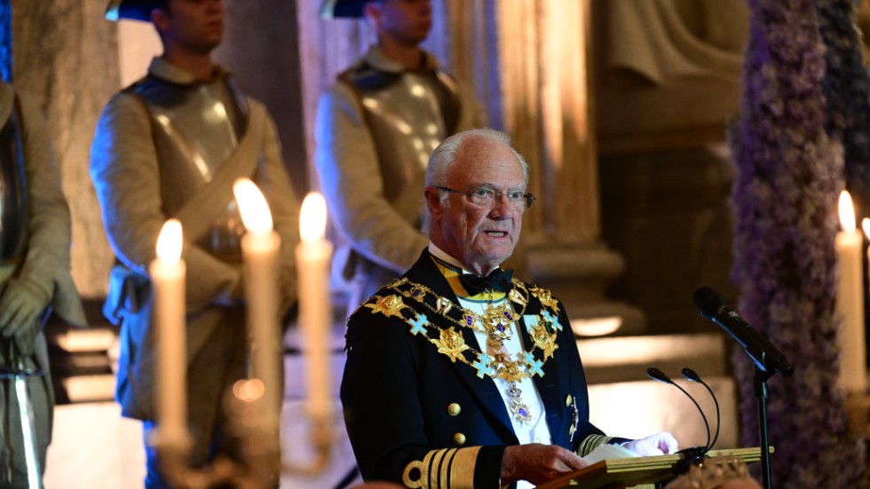 Kung Carl Gustaf välkomnar gästerna till jubileumsbanketten i Rikssalen på Stockholms slott.
