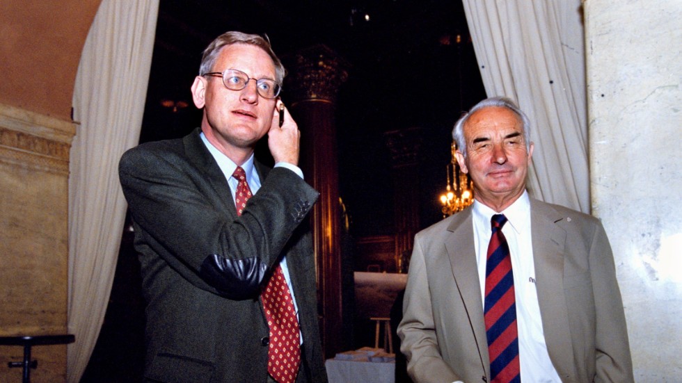 Lundin Oils grundare Adolf Lundin och Carl Bildt, tidigare statsminister och då styrelseledamot i bolaget, på väg in till bolagsstämma på Grand Hotel i Stockholm i maj 2001.