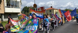 BILDEXTRA: Här sätter Prideparaden färg på Finspång