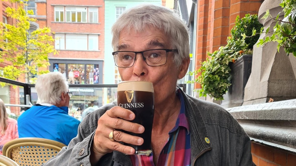 Här ses artikelförfattaren dricka sin "första Guinness" på resan. 