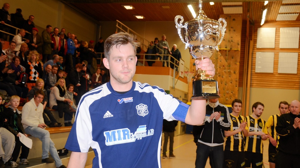 Rickard Thuresson lyfter KM-pokalen 2012. En av många segrar med Vimmerby IF för turneringens främste målskytt.