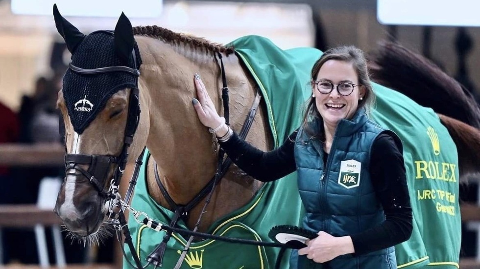 Louise Barraud är hästskötare till världshästen King Edward, här på tävling i Geneve. Louise reser jorden runt och jobbar med tävlingshästarna cirka 45 av årets 52 veckor. 