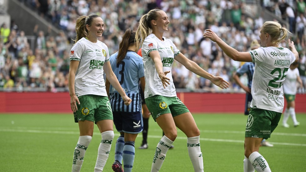 Hammarbys Vilde Hasund, Ellen Wangerheim och Jonna Andersson jublar efter 1–0-målet på Djurgården.