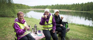 Cyklister som trotsar vädret