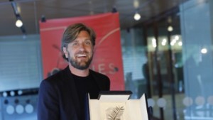 "In i tankarna faller Ruben Östlunds Cannes-vinnande film The Square"