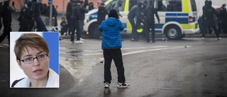 19-årig Årbybo häktad för delaktighet i påskupploppen – misstänks ha kastat sten på poliser "Fruktansvärda bilder"