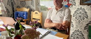 Vägföreningen vill att kommunen tar över – Bengt, 85, tvingas fortsätta jobba: "Kommunen motarbetar oss"