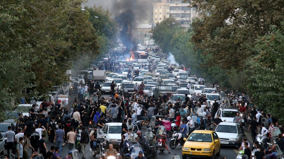Protester i Teheran. Bilden togs i onsdags av en privatperson som skickade den vidare till nyhetsbyrån AP.