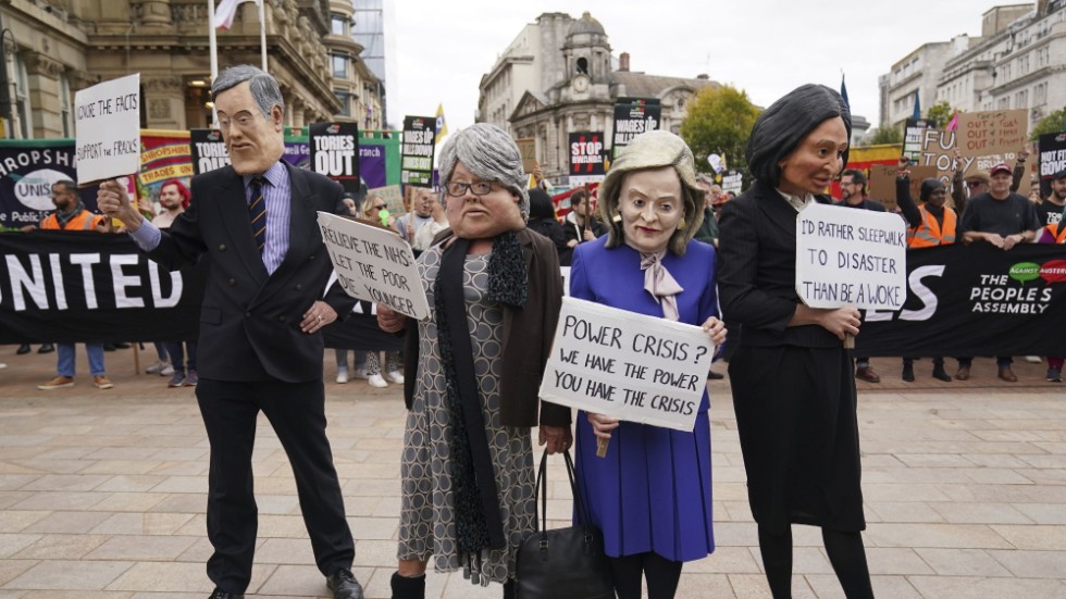 Demonstranter maskerade som Liz Truss (i blått) och hennes ministerkollegor på Victoria Square i Birmingham, utanför Konservativa partiets kongress.