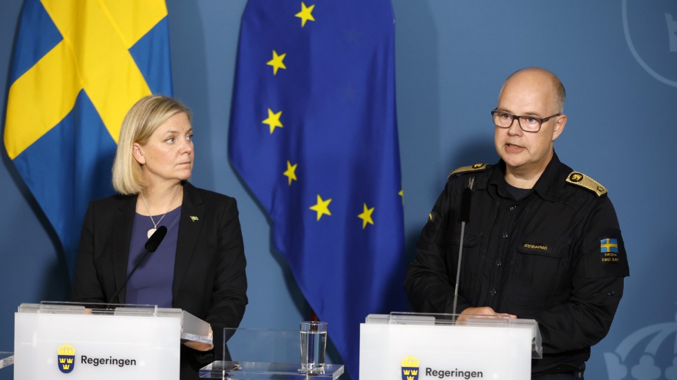 Statsminister Magdalena Andersson (S) och Johan Norrman, chef för operativa avdelningen på Kustbevakningen, vid onsdagens pressträff.