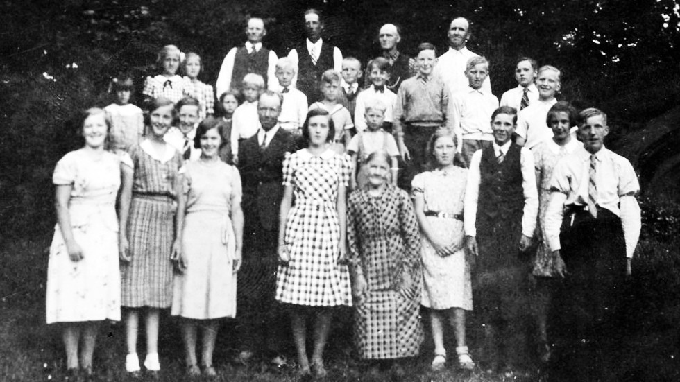Foto från något av de sista åren på 1930-talet. Krönikörens mamma, född 1924, står i mitten i rutig klänning till vänster om sin mormor, också i rutig klänning. Hennes mammas mormor Amanda Johansson var då i 70-årsåldern. Hon levde till 1962 och krönikören hann träffa henne flera gånger, liksom flera av de andra släktingarna som var med då.