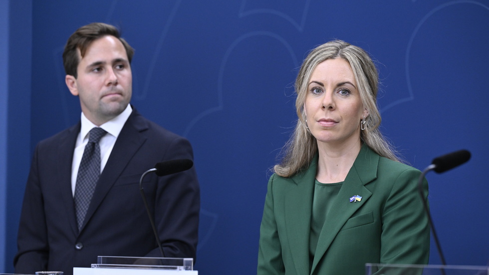 Benjamin Dousa (M), ny biståndsminister, och Jessica Rosencrantz (M), ny EU-minister under pressträffen men den nya regeringen.