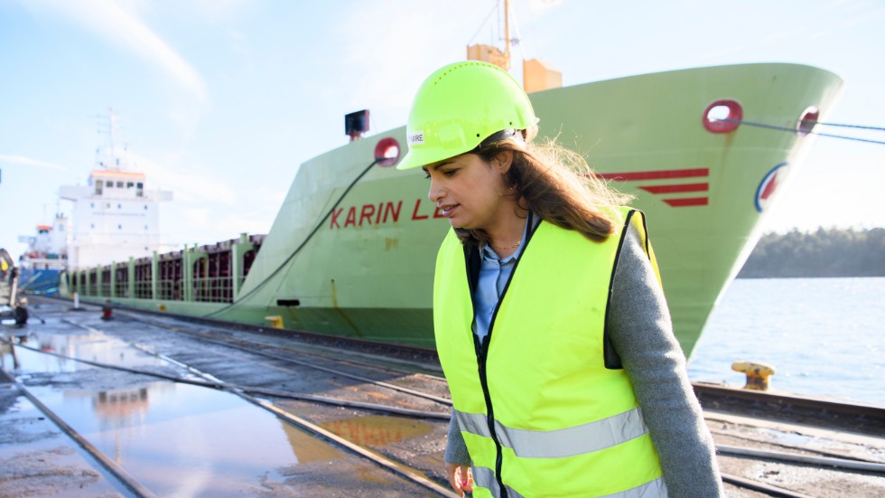 Vänsterpartiets partiledare Nooshi Dadgostar i Oxelösunds hamn och på SSAB, som är första anhalt på hennes industriturné. Här ska ståljätten börja leverera fossilfritt stål i stor skala från och med 2026.