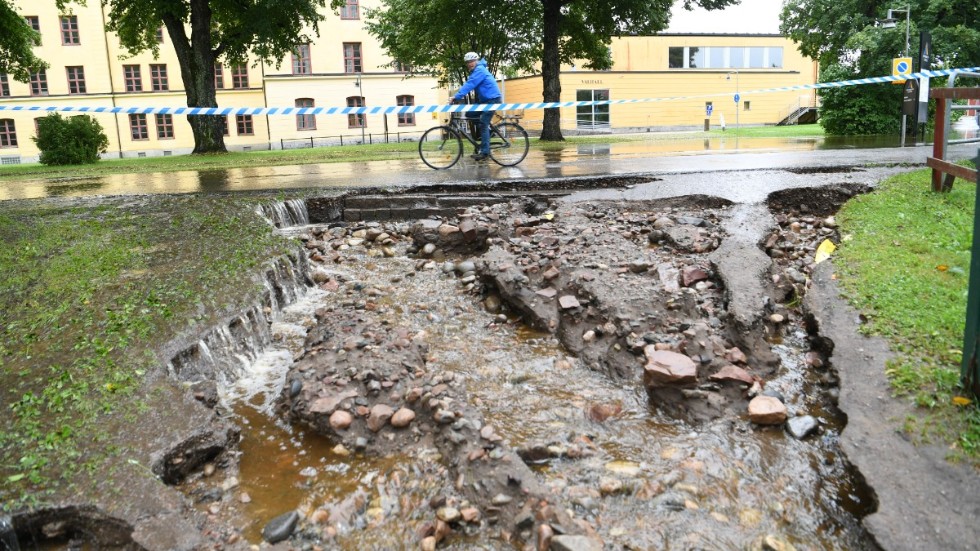 En delvis bortspolad gångväg i Gävle.