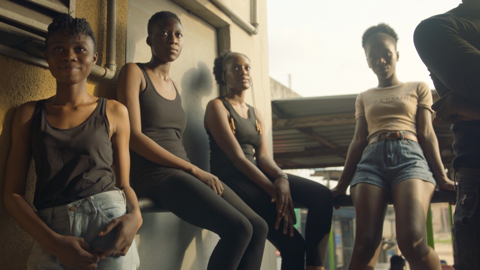 I Nigeria tvingas personer med icke konformativa könsuttryck leva utanför det vanliga samhället. I huvudstaden Lagos har en subkultur full av kontraster växt fram. Å ena sidan flärd och glamour, å andra sidan trångbott skuggliv och rädsla.