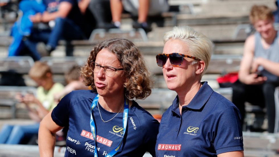 Karin Torneklint, avgående förbundskapten och Kajsa Bergqvist, ny förbundskapten, under Finnkampen på Stockholms Stadion.