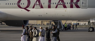 Lättade passagerare lämnar Kabul i charterplan