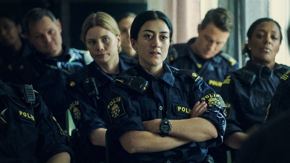 Gizem Erdogan som polisen Leah i SVT-dramat "Tunna blå linjen". Cilla Jackert har fått mycket beröm för manuset till tv-serien. Pressbild.