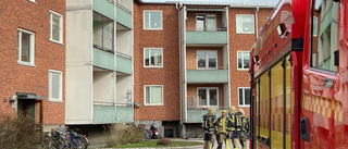 Brand i flerfamiljshus i Katrineholm – en person förd till sjukhus