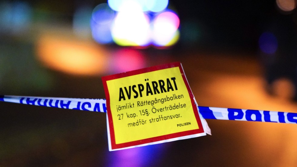 Polisen misstänker mordbrand efter att en vagnhall brann ner i Långviken. Arkivbild.