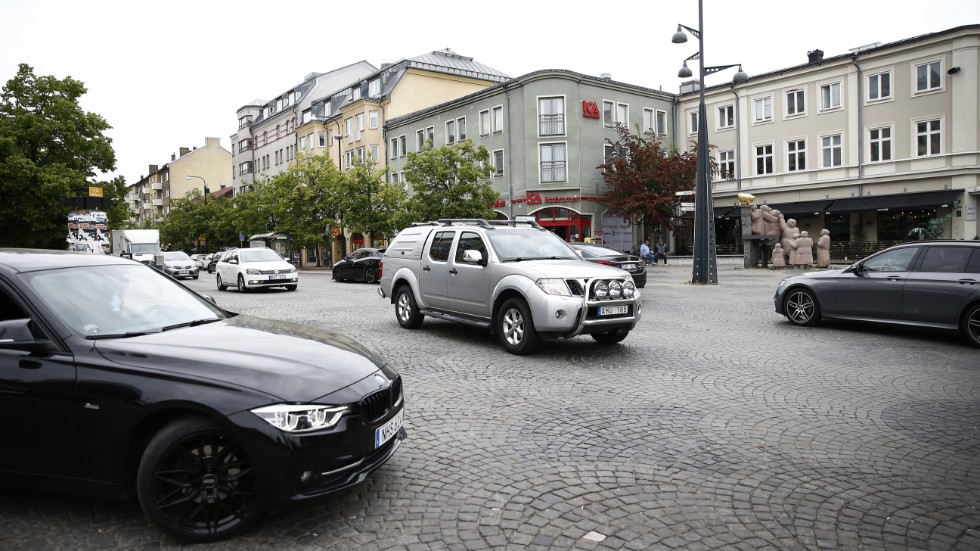 Signaturen "Boende i Barken" anser att anarki råder i trafiken på Kungsgatan.