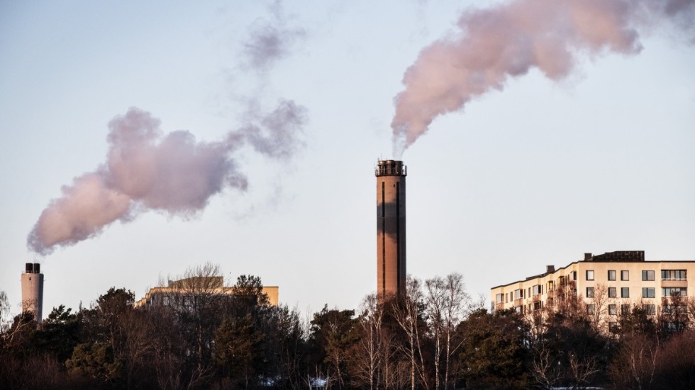 Klimatgruppen hos Naturskyddsföreningen i Katrineholm kräver att bankerna slutar att låna ut pengar till fossila bolag. På bilden ses Värtaverket i Hjorthagen, Stockholm, där kolet fasades ut i april 2020.