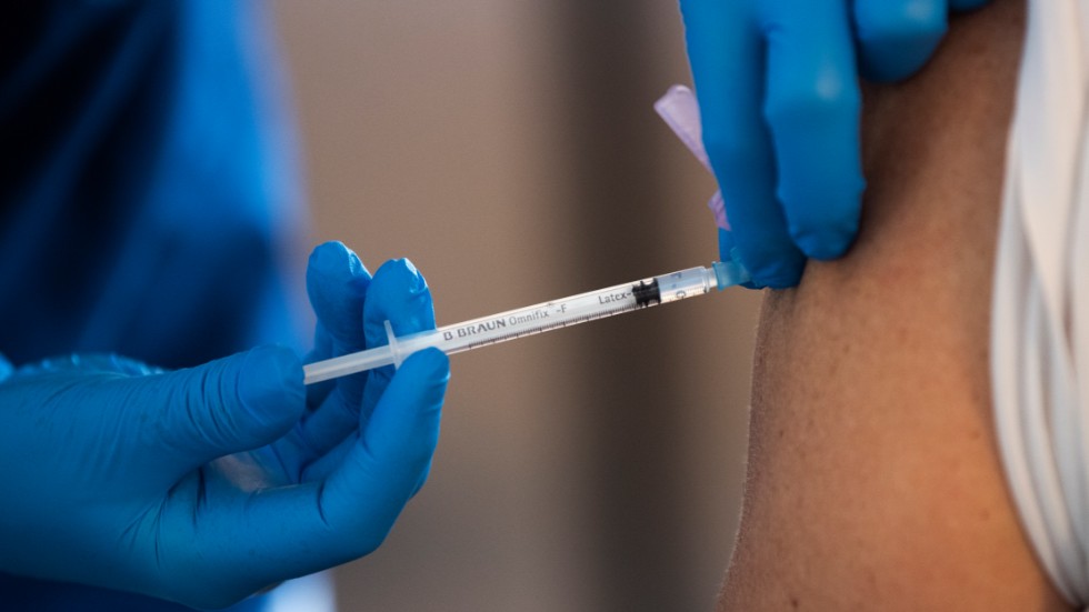 Under tisdagen pausades vaccinering med Astra Zenecas vaccin, på grund av misstänkta blödningsrubbningar. Enligt Läkemedelsverket måste även Janssens vaccin övervakas extra noga, för att utreda risken för blodpropp. Arkivbild.