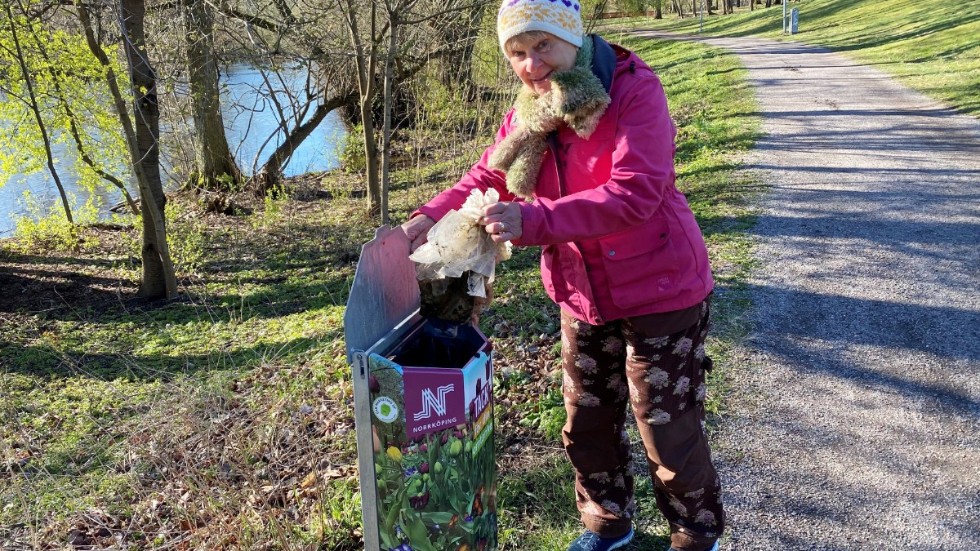 Cecilia Ambjörn, Naturskyddsföreningen i Norrköping, plockade plast i Åbackarna häromdagen. 