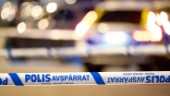 Man hittades knivhuggen utomhus i Köping