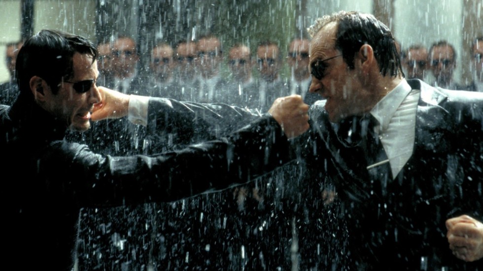 "Matrix"-trilogin får senare i år en uppföljare i "The Matrix: Resurrections". Här ser vi huvudpersonen Neo (Keanu Reeves) slåss mot det onda datorprogrammet Agent Smith (Hugo Weaving) i "The Matrix: Revolutions" (2003).