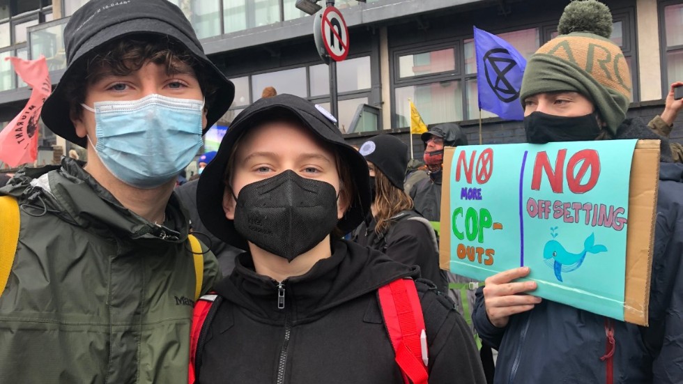 Anton Foley och Ell Jarl demonstrerar för Fridays for future utanför FN:s klimatmöte i Glasgow.