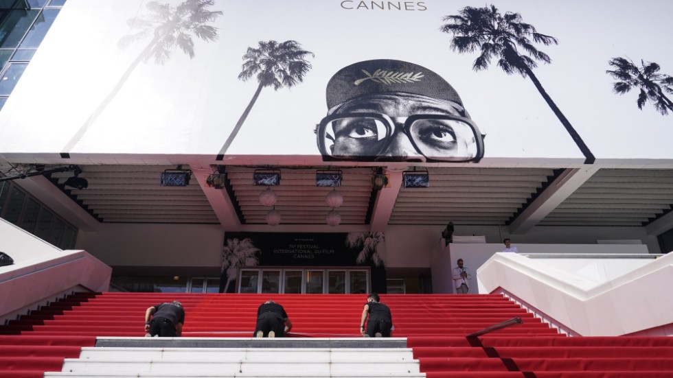 Den röda mattan installeras vid Palais des Festival inför öppningen av 74:e international film festival i Cannes. 