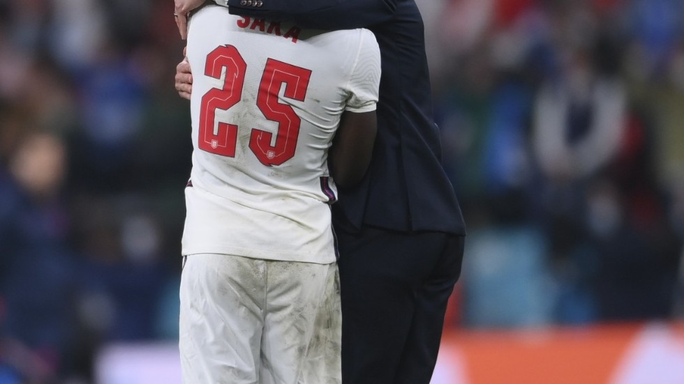 Englands förbundskapten Gareth Southgate tröstar Bukayo Saka efter straffläggningen.