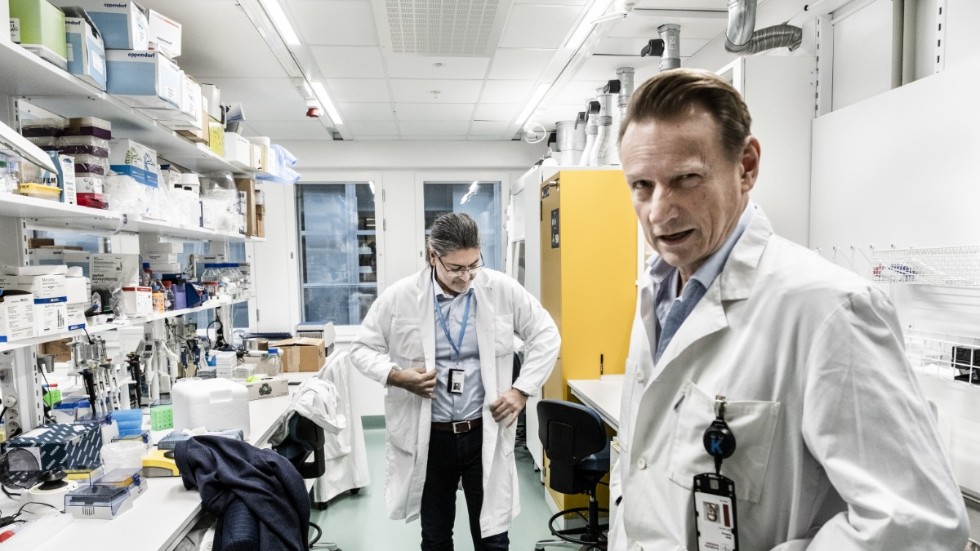 Vaccinforskaren Matti Sällberg, till höger, tillsammans med kollegan professor Ali Mirazimi vid Karolinska institutet i Huddinge. Arkivbild.