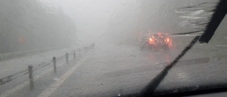 TV: Våldsamt skyfall med hagel tvingade bilar att stanna längs vägen