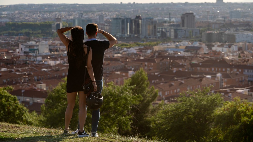 Ett par spanar ut över den spanska huvudstaden Madrid. Den spanska regeringen vill ge unga vuxna mer pengar så att de ska kunna flytta hemifrån. Arkivbild.